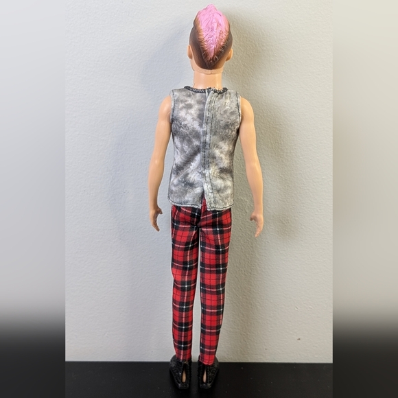 Barbie | Ken Fashionistas Doll #176 - Picture 7 of 9